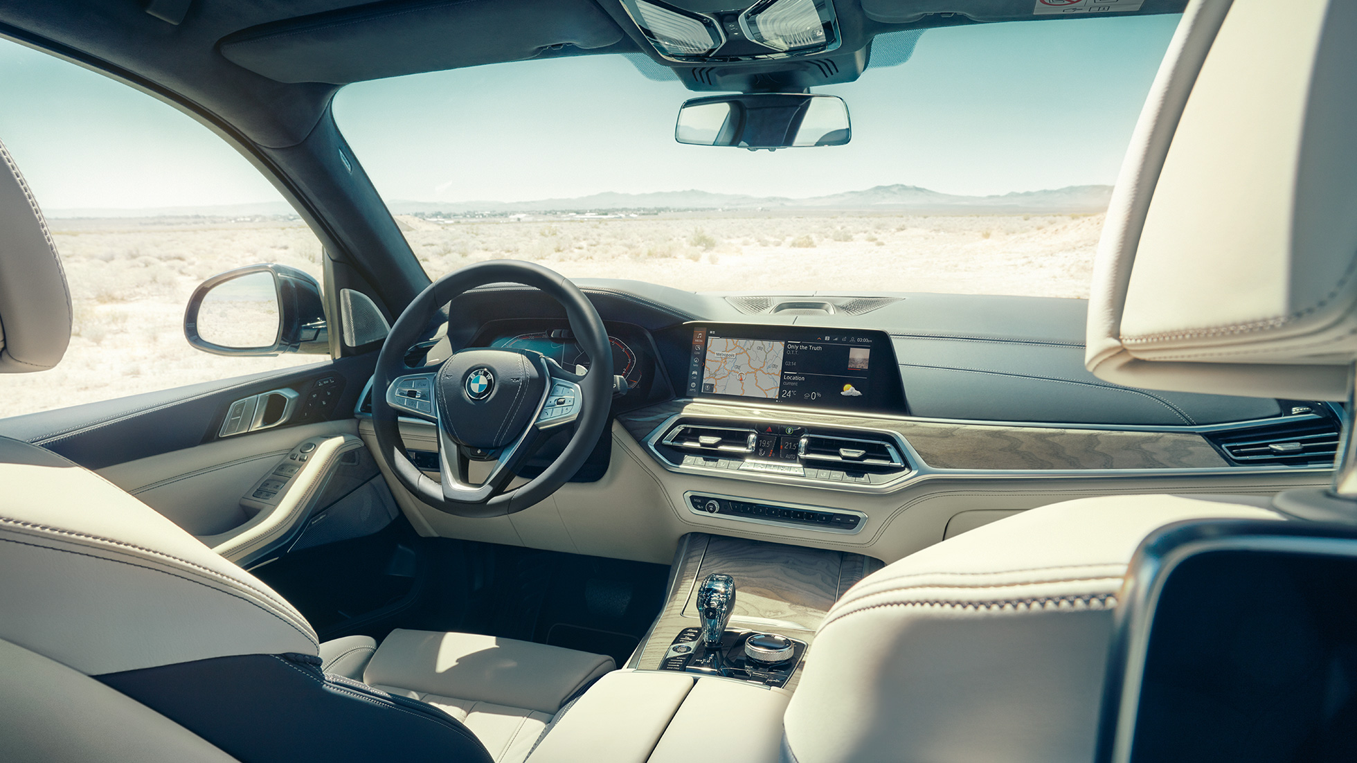 BMW Live Cockpit Professional BMW Live Cockpit Professional: pogled od zadaj na prvo vrsto sedežev s pogledom na volan in instrumentno ploščo