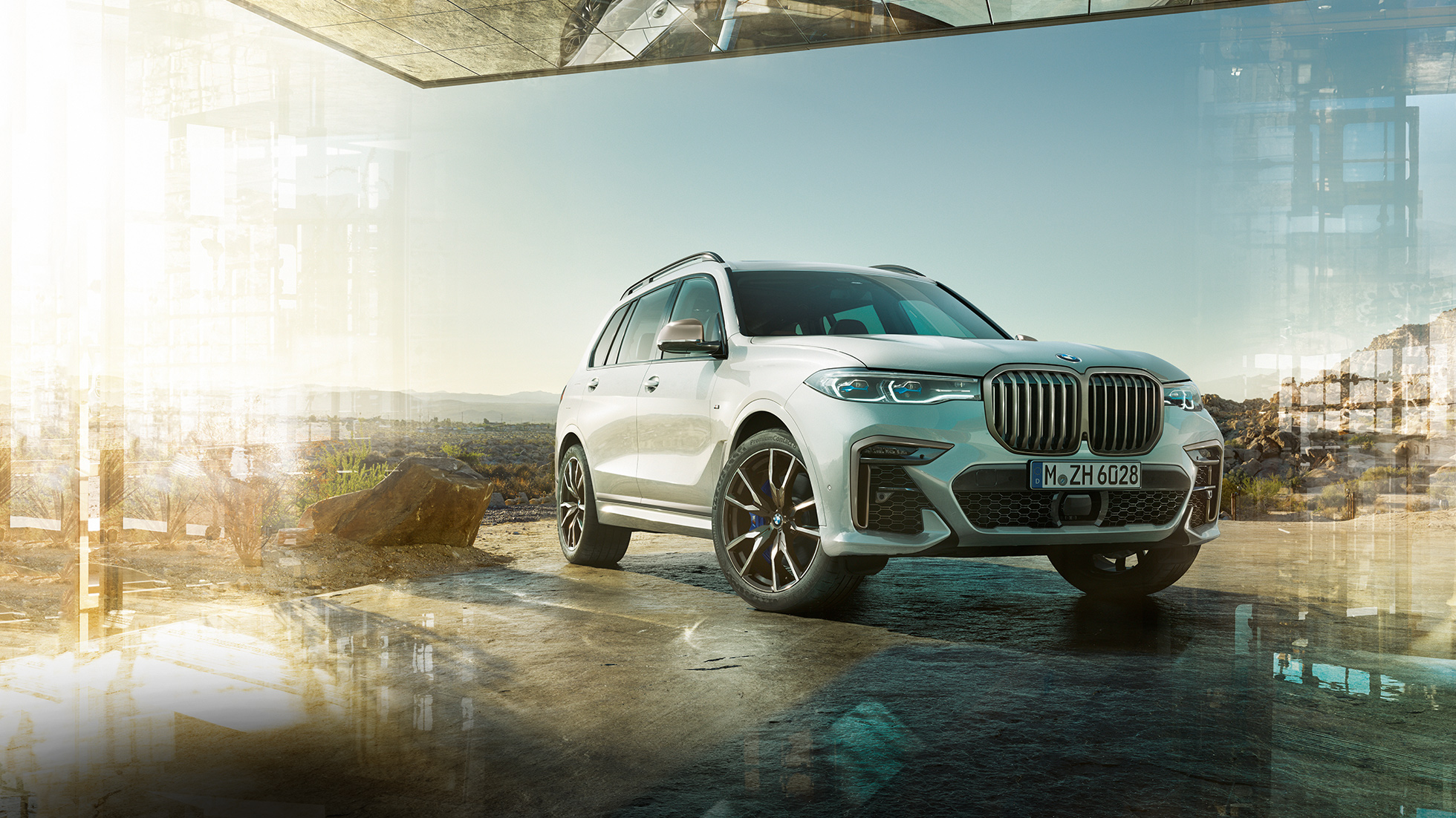 BMW X7 M50d, tričetrtinski pogled od spredaj BMW X7 M50d: bel BMW X7 na mestu v tričetrtinskem pogledu od spredaj