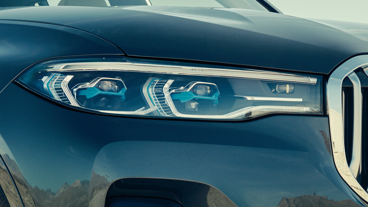 Laserska luč BMW Laserska luč BMW: posnetek od blizu na sprednji del BMW X7 v tričetrtinskem pogledu od spredaj