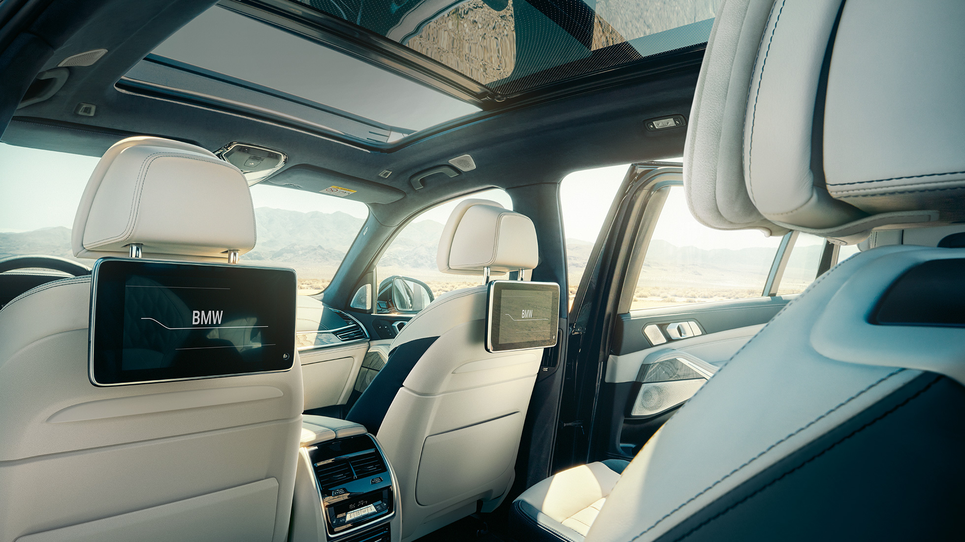 Notranjost vozila BMW X7 Notranjost vozila BMW X7: perspektiva iz tretje vrste sedežev.