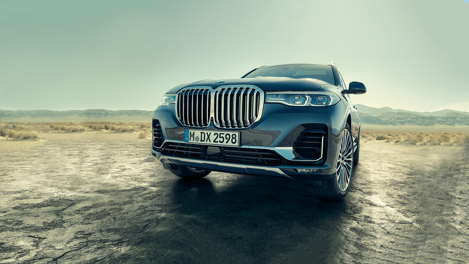 Zunanjost BMW X7, poševen pogled od spodaj Zunanjost BMW X7: poševen pogled sprednje strani od spodaj