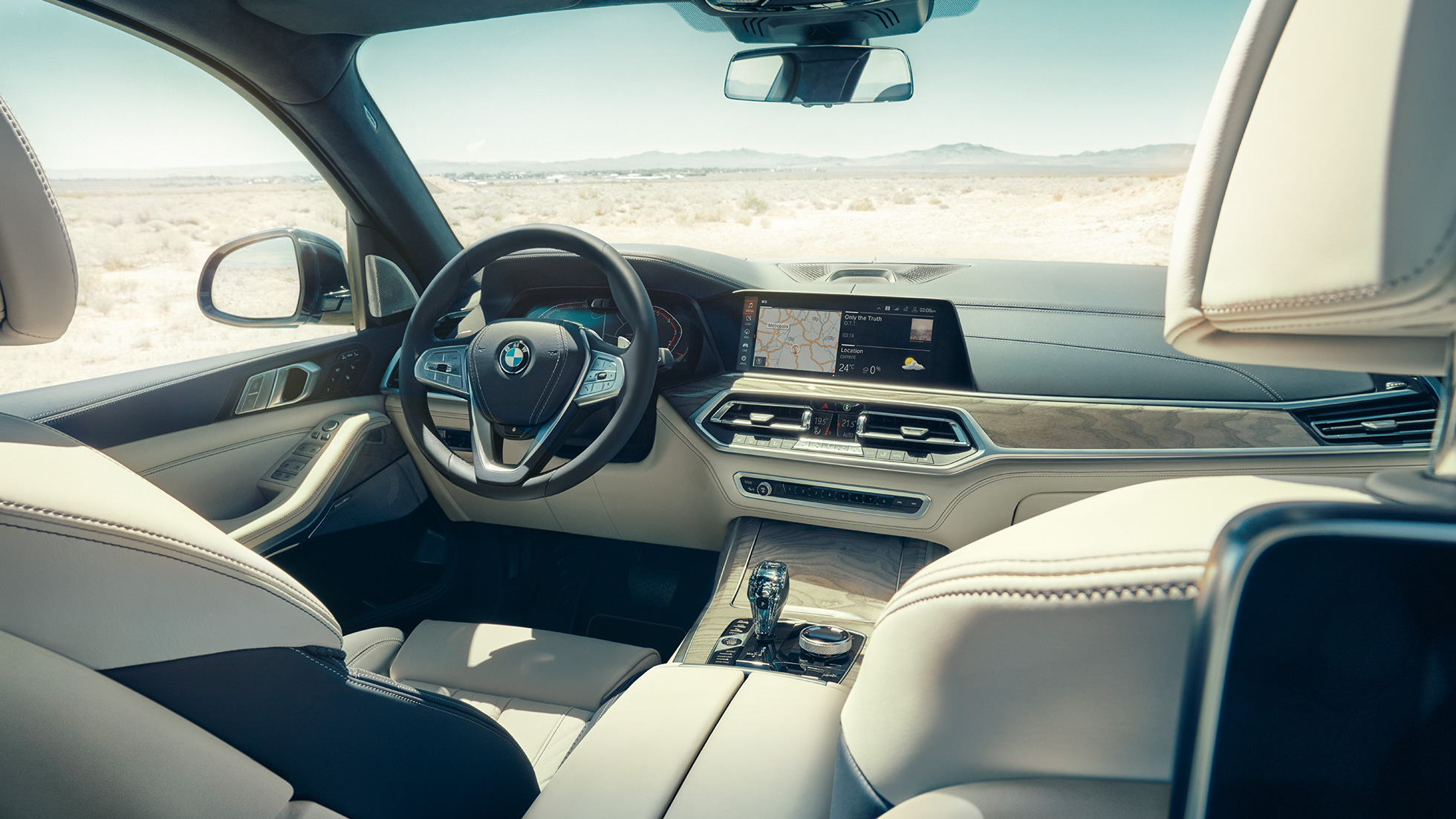Kokpit BMW X7 Notranjost BMW X7, kokpit s športnim usnjenim volanom, G07 2019