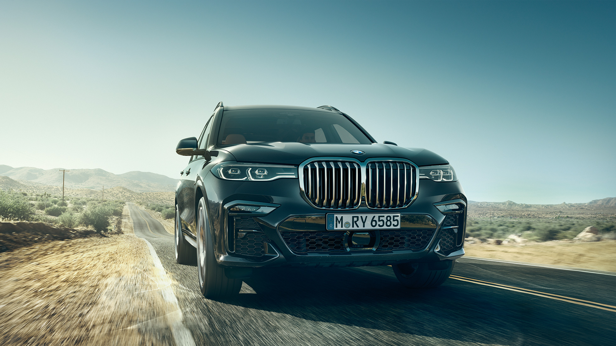 Sprednji del BMW X7 BMW X7 v barvi Arctic Grey, zunanjost, gledano od spodaj navzgor, G07 2019