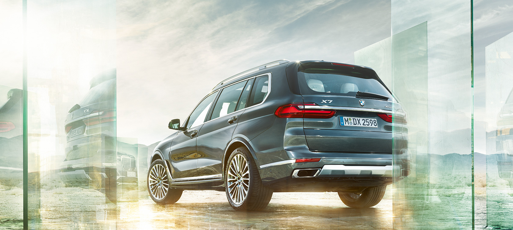 BMW X7, tričetrtinski pogled od zadaj BMW X7 v barvi Arctic Grey, v tričetrtinskem pogledu od zadaj pred puščavskim ozadjem, G07 2019