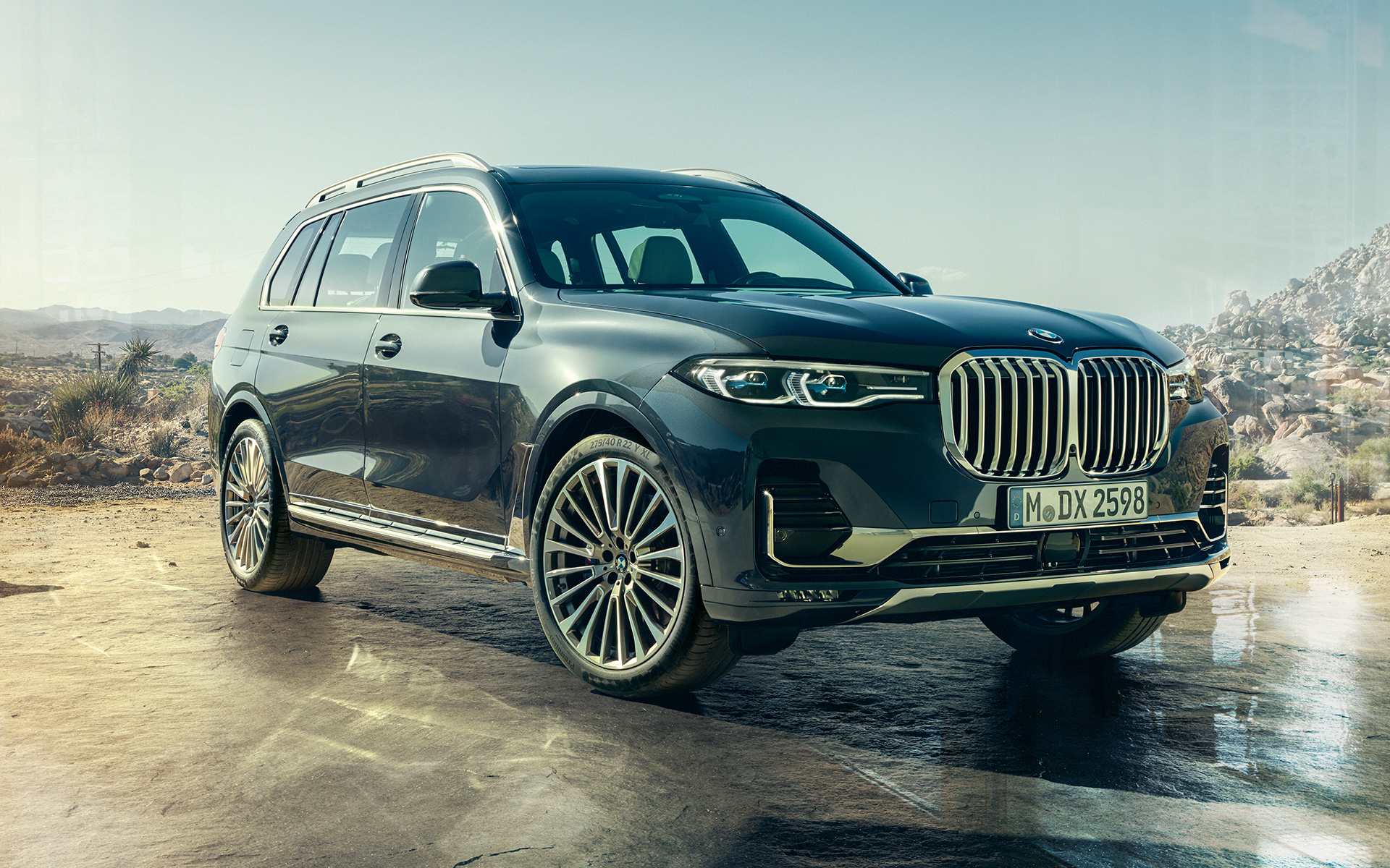 BMW X7, G07, 2019, zunanjost, tričetrtinski pogled od spredaj BMW X7, G07, 2019, zunanjost, tričetrtinski pogled od spredaj na puščavskem ozadju