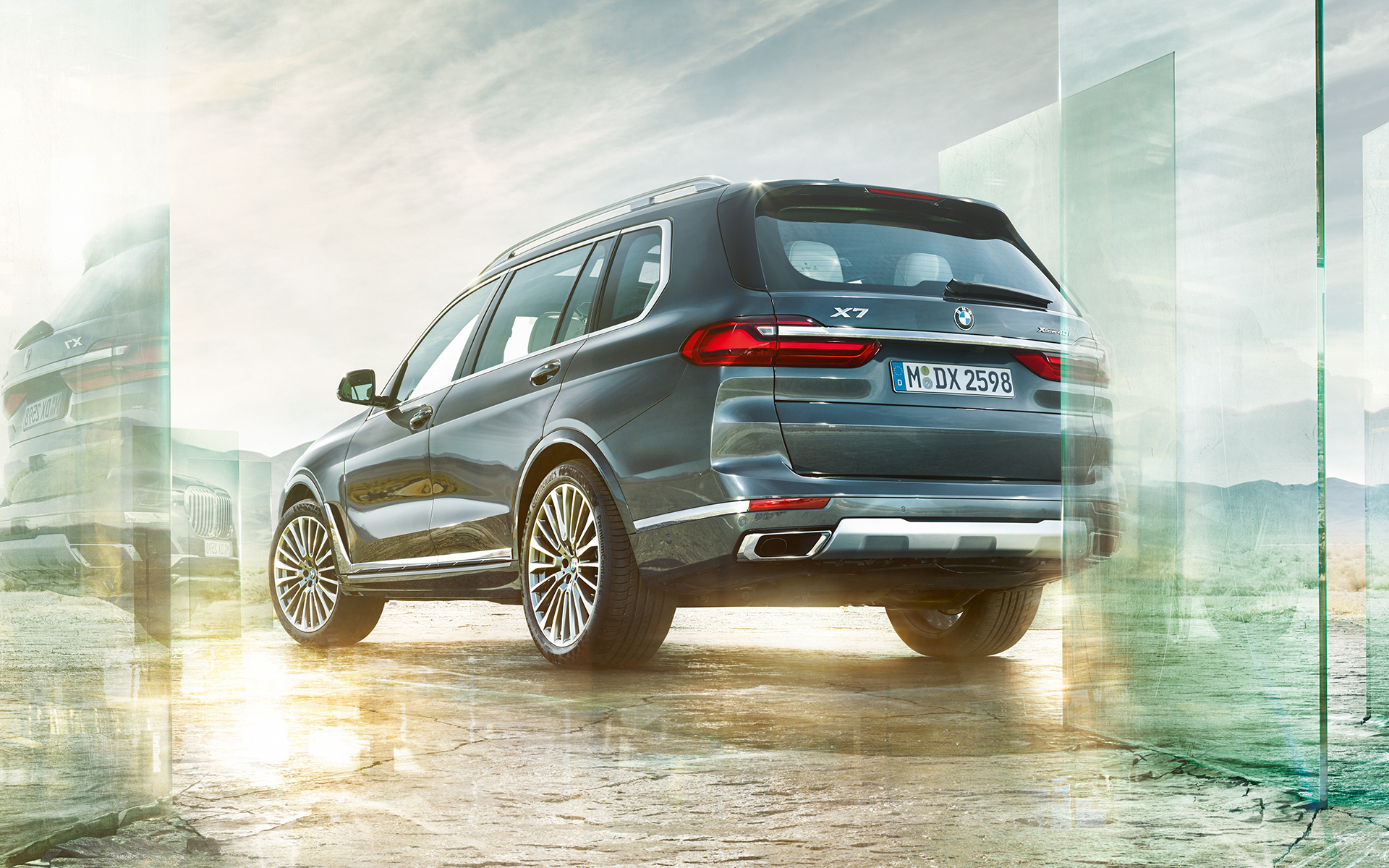 BMW X7, G07, 2019, tričetrtinski pogled od zadaj, posnetek pod nizkim kotom BMW X7, G07, 2019, tričetrtinski pogled od zadaj, posnetek pod nizkim kotom