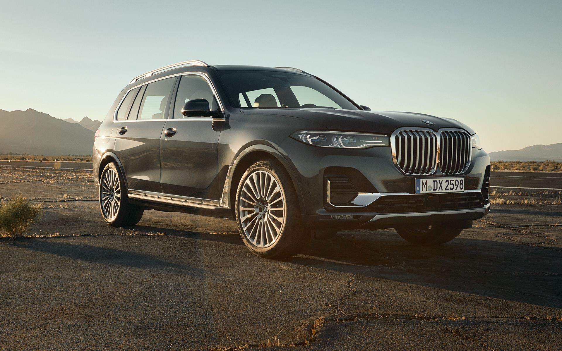 BMW X7 z Executive Drive Pro, G07, 2019, tričetrtinski pogled od zadaj BMW X7 z Executive Drive Pro, G07, 2019, tričetrtinski pogled od zadaj
