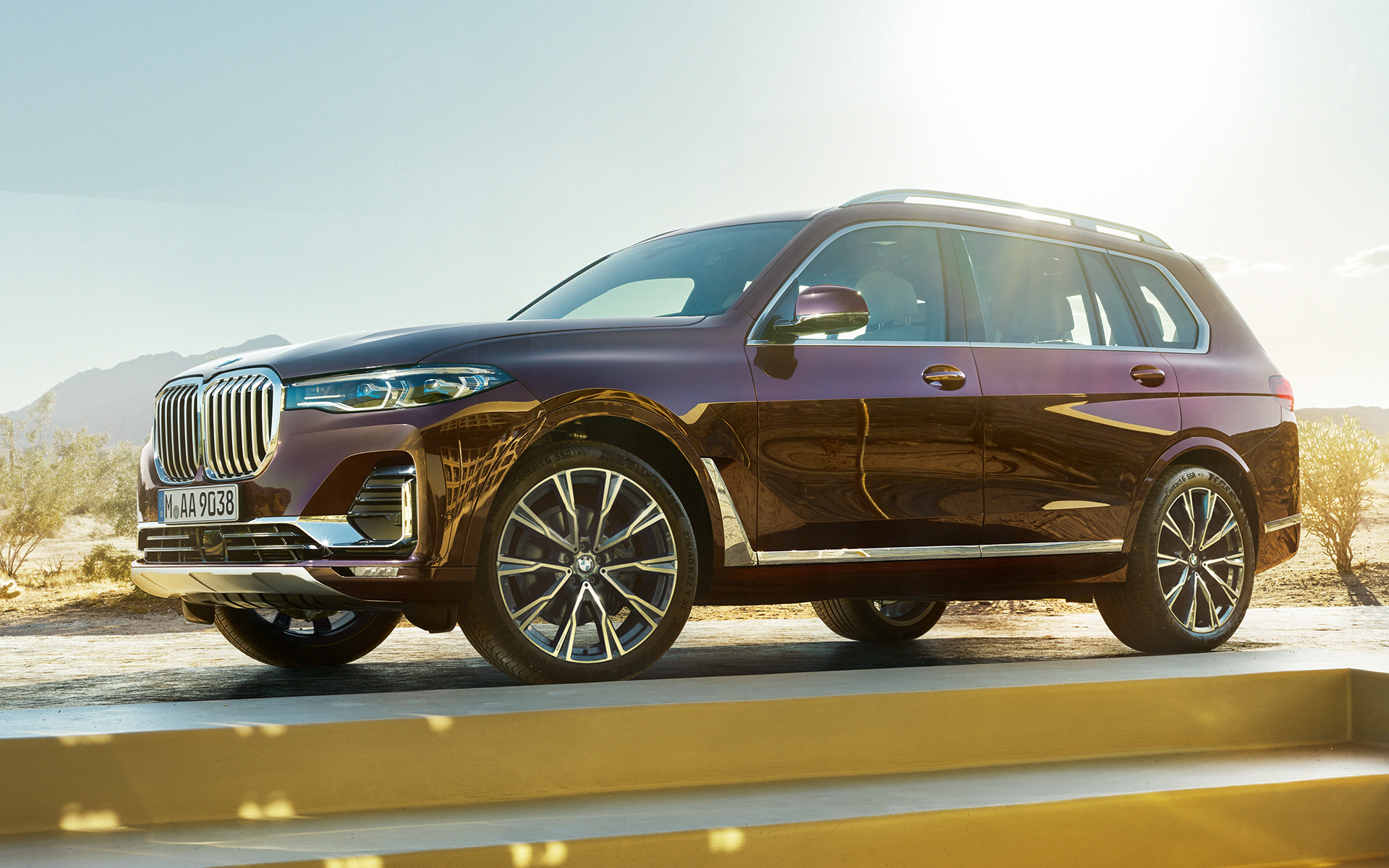 BMW X7 Individual xDrive40i, G07, 2018, kovinska barva Ametrin, stranski pogled med mirovanjem s puščavo v ozadju BMW X7 Individual xDrive40i, G07, 2018, kovinska barva Ametrin, stranski pogled med mirovanjem s puščavo v ozadju
