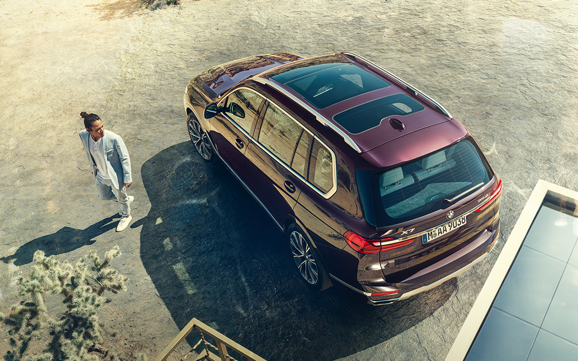 BMW X7 Individual xDrive40i, G07, 2018, kovinska barva Ametrin, pogled iz ptičje perspektive z manekenko BMW X7 Individual xDrive40i, G07, 2018, kovinska barva Ametrin, pogled iz ptičje perspektive z manekenko