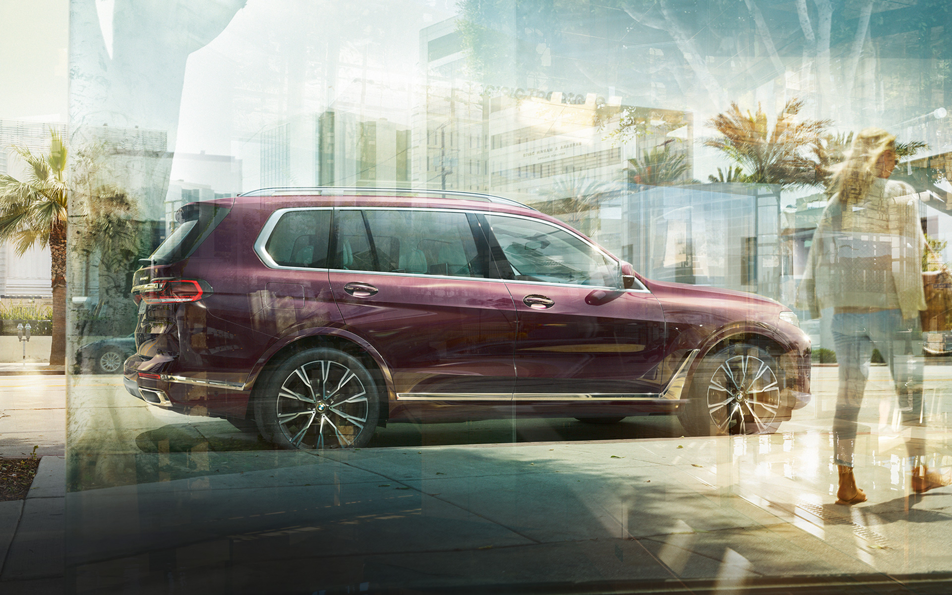 BMW X7 Individual xDrive40i, G07, 2018, kovinska barva Ametrin, stranski pogled med parkiranjem v mestu BMW X7 Individual xDrive40i, G07, 2018, kovinska barva Ametrin, stranski pogled med parkiranjem v mestu
