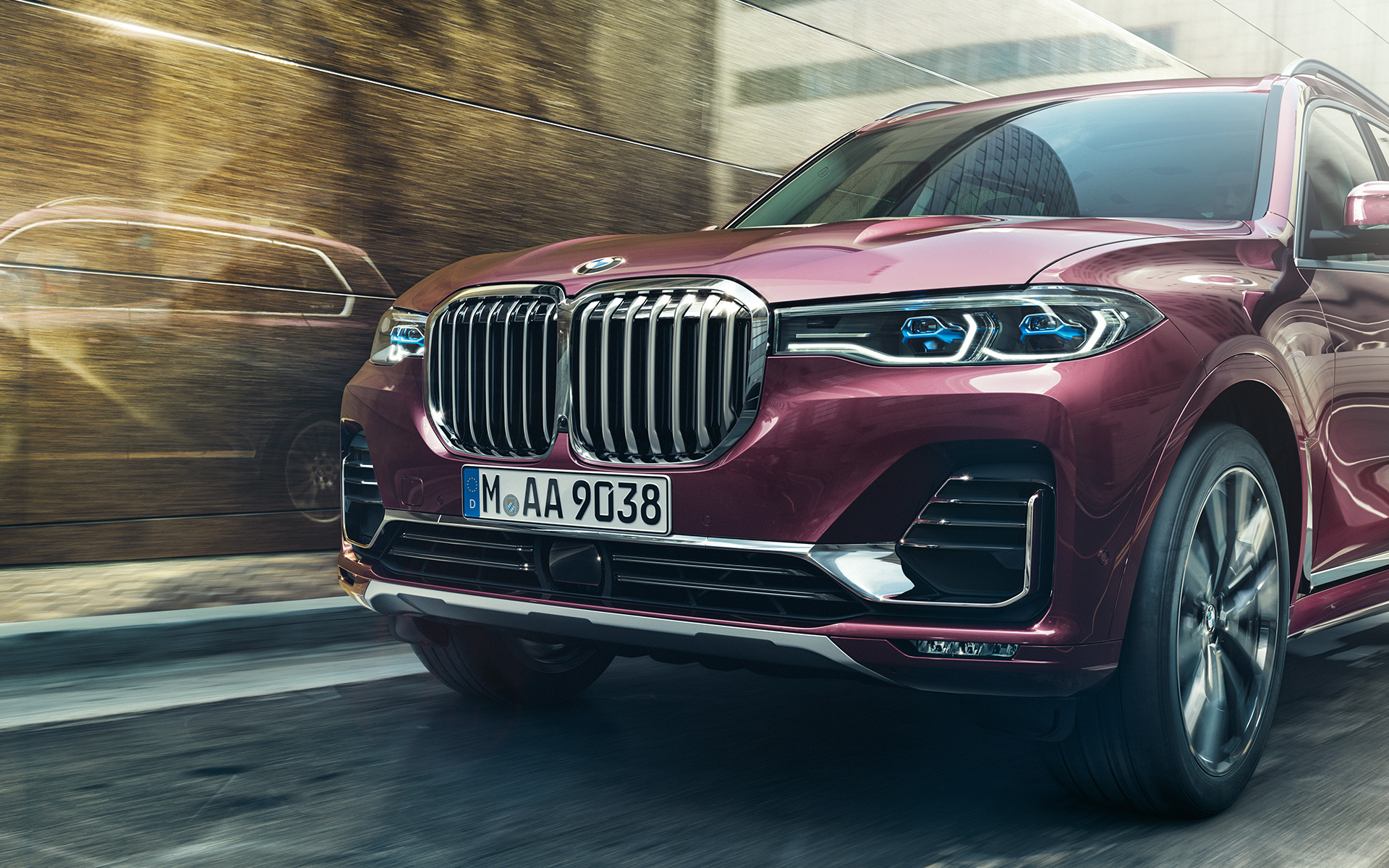 BMW X7 Individual xDrive40i, G07, 2018, kovinska barva Ametrin, tričetrtinski pogled od spredaj med vožnjo BMW X7 Individual xDrive40i, G07, 2018, kovinska barva Ametrin, tričetrtinski pogled od spredaj med vožnjo