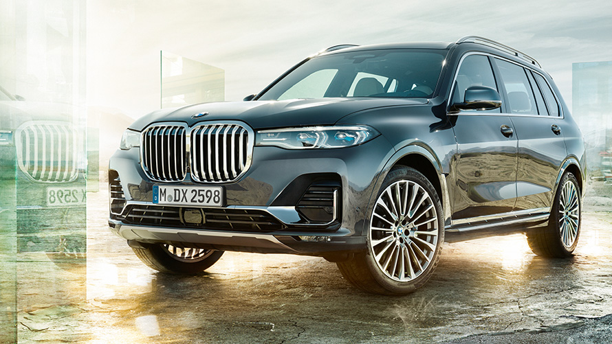 BMW X7, 2019, G07, barva Arctic Grey, tričetrtinski pogled od spredaj med mirovanjem BMW X7, 2019, G07, barva Arctic Grey, tričetrtinski pogled od spredaj med mirovanjem