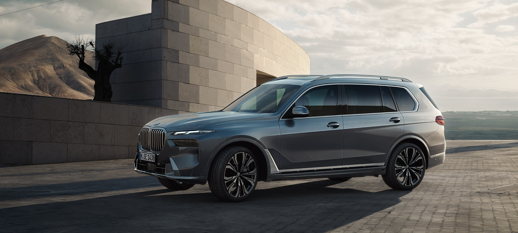 BMW X7 G07 LCI 7/8 stranski pogled peneča bakreno siva kovinska video BMW X7 G07 LCI 7/8 stranski pogled stoječ peneča bakreno siva kovinska video