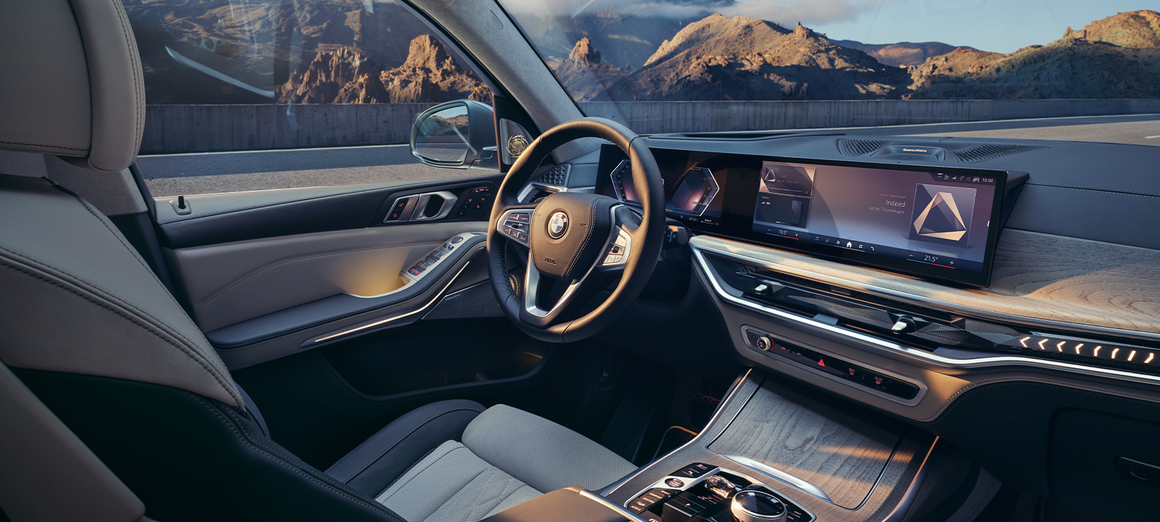 BMW X7, G07, LCI, pogled na kokpit s sovoznikove strani BMW X7, G07, LCI, pogled na kokpit z ukrivljenim prikazovalnikom BMW s sovoznikove strani