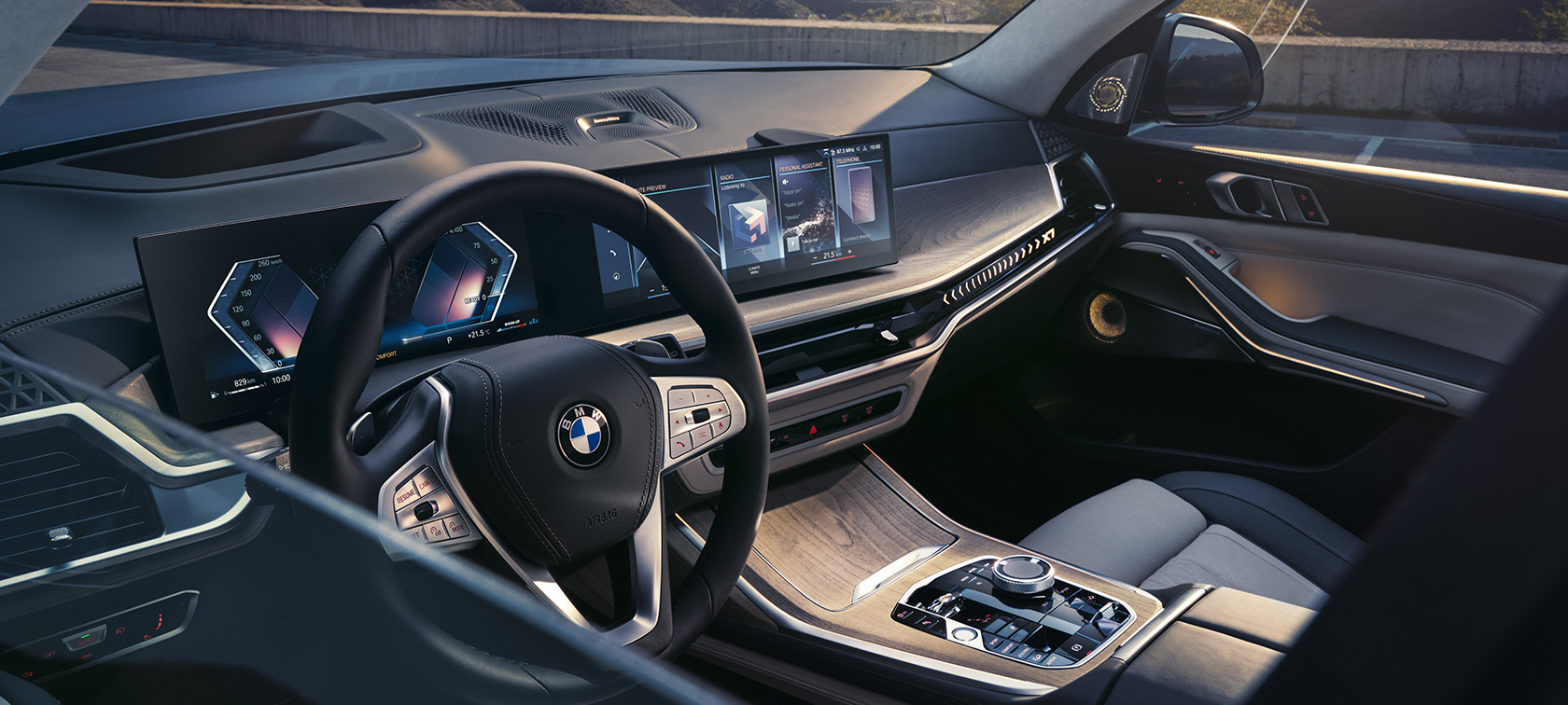 BMW X7, G07, LCI, pogled na kokpit od zunaj na voznikovi strani BMW X7, G07, LCI, pogled na kokpit od zunaj na voznikovi strani