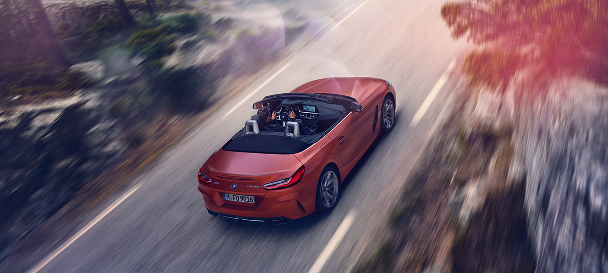 Rdeč BMW Z4 First Edition med vožnjo Rdeč BMW Z4 First Edition med vožnjo iz ptičje perspektive