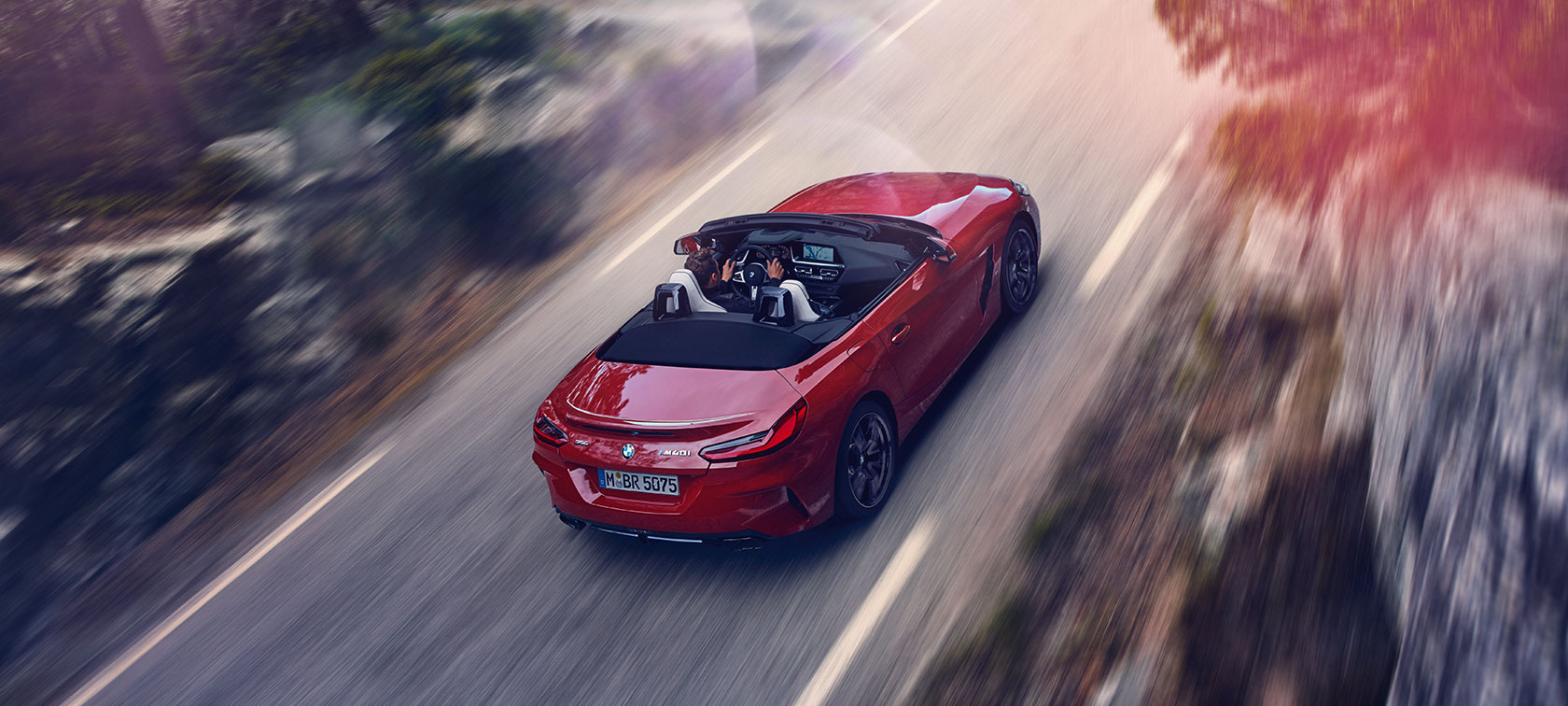 BMW Z4 Roadster iz ptičje perspektive BMW Z4 Roadster med vožnjo iz ptičje perspektive