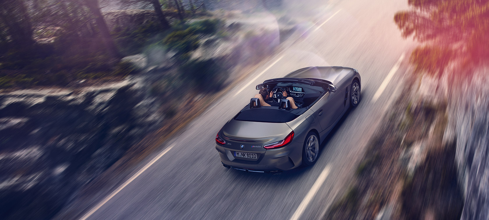 Sivi BMW Z4 Roadster iz ptičje perspektive Sivi BMW Z4 Roadster med vožnjo iz ptičje perspektive