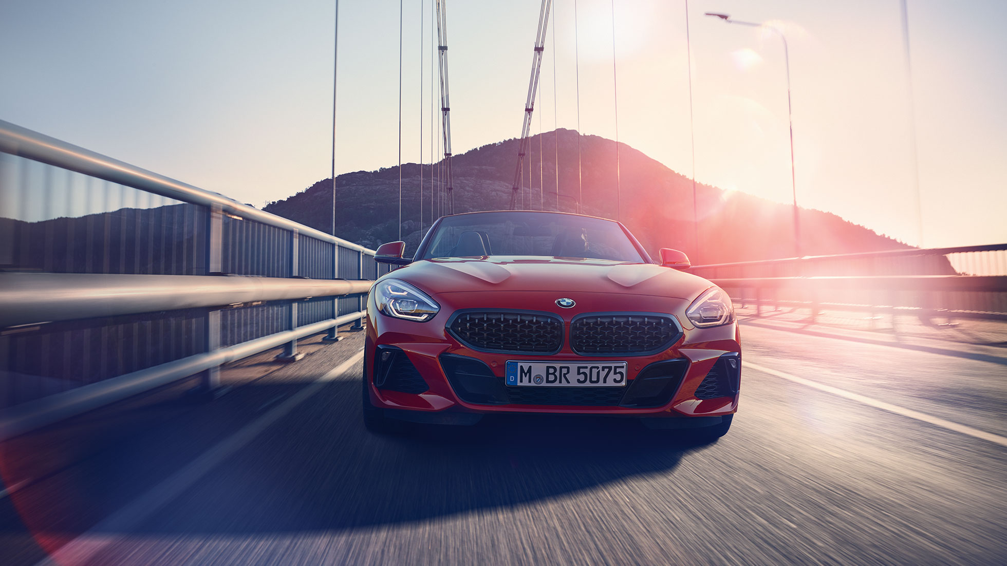 BMW Z4 Roadster na mostu Sprednji posnetek vozila BMW Z4 Roadster na mostu