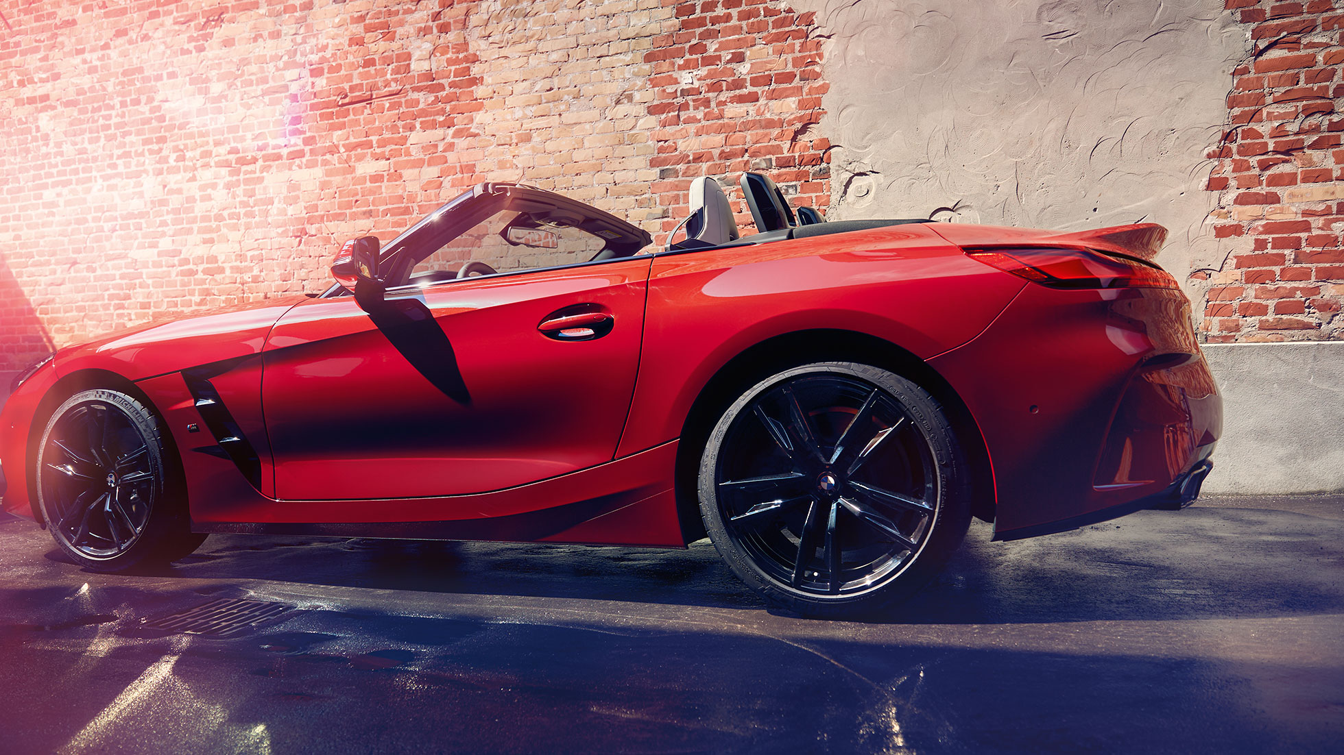 Pogled s strani na BMW Z4 Roadster Pogled s strani na BMW Z4 Roadster pred opečnatim zidom