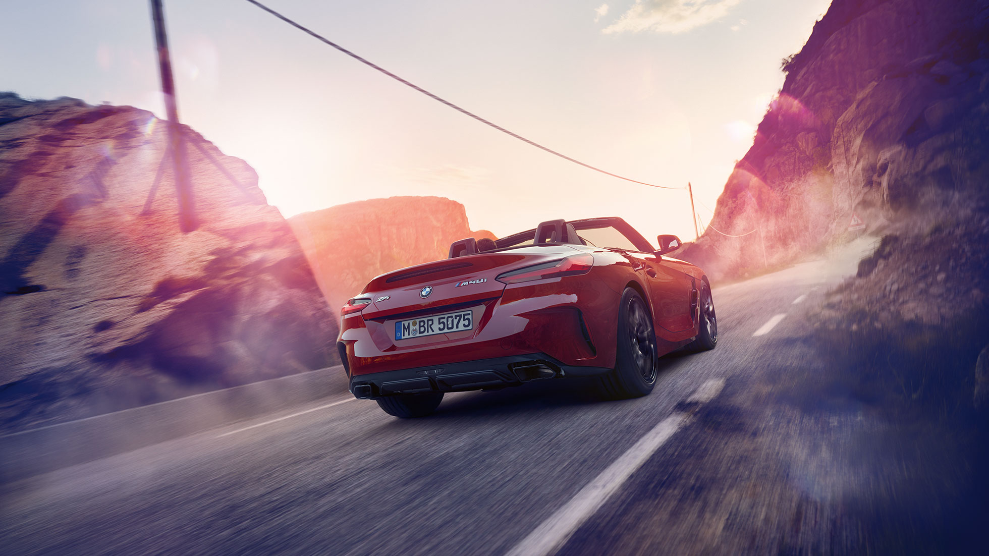 Pogled od zadaj na BMW Z4 Roadster Pogled od zadaj na BMW Z4 Roadster na podeželski cesti