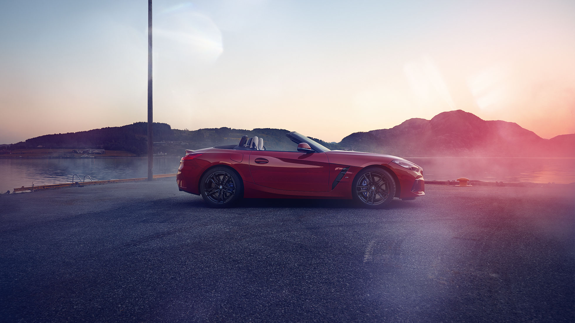 Pogled s strani na BMW Z4 Roadster Pogled s strani na BMW Z4 Roadster pred gorsko kuliso