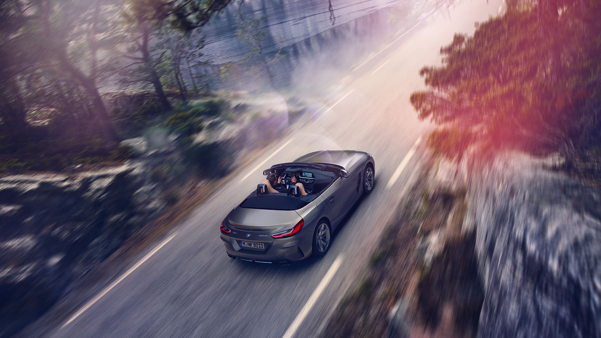BMW Z4 Roadster od zgoraj Pogled od zgoraj na sivi BMW Z4 Roadster med vožnjo
