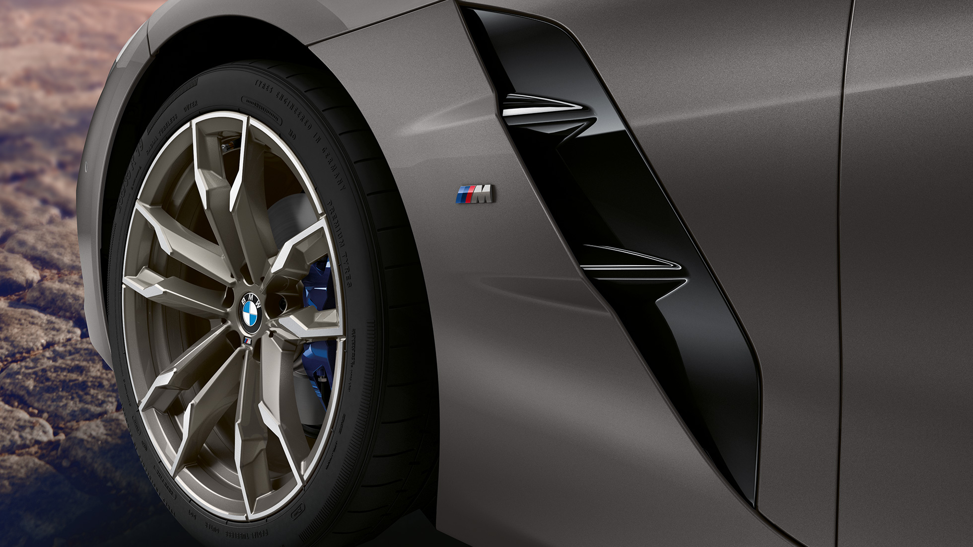 Sprednje platišče vozila BMW Z4 Roadster Sprednje platišče na sivem vozilu BMW Z4 Roadster