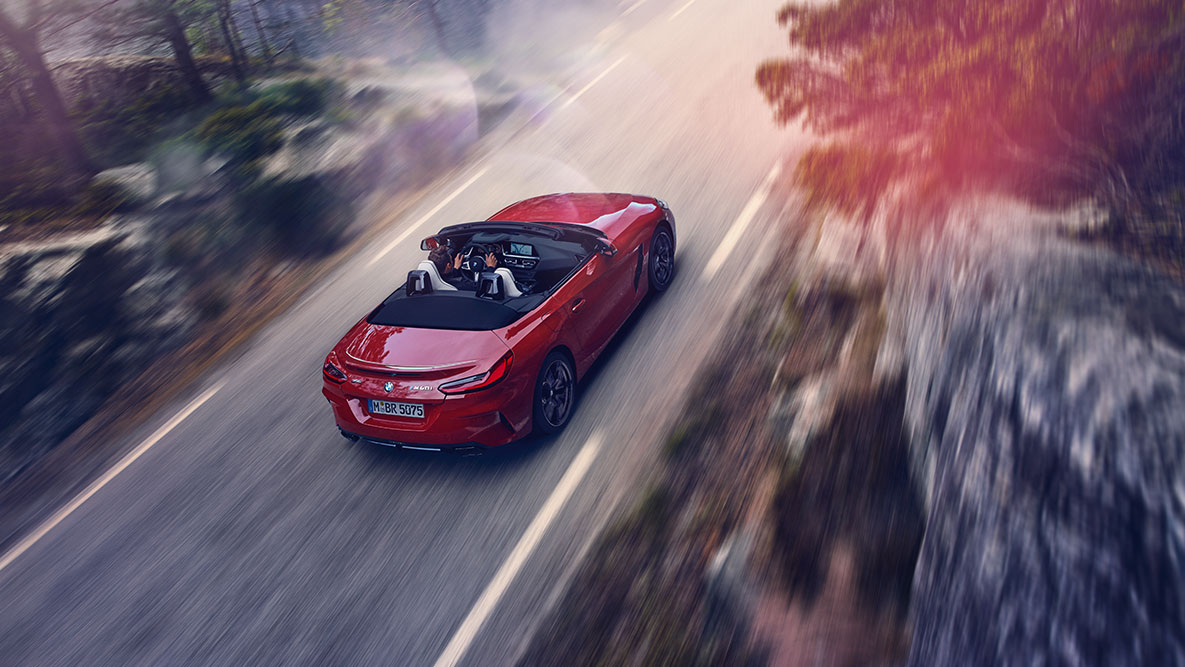 BMW Z4 Roadster med vožnjo BMW Z4 Roadster med vožnjo iz ptičje perspektive