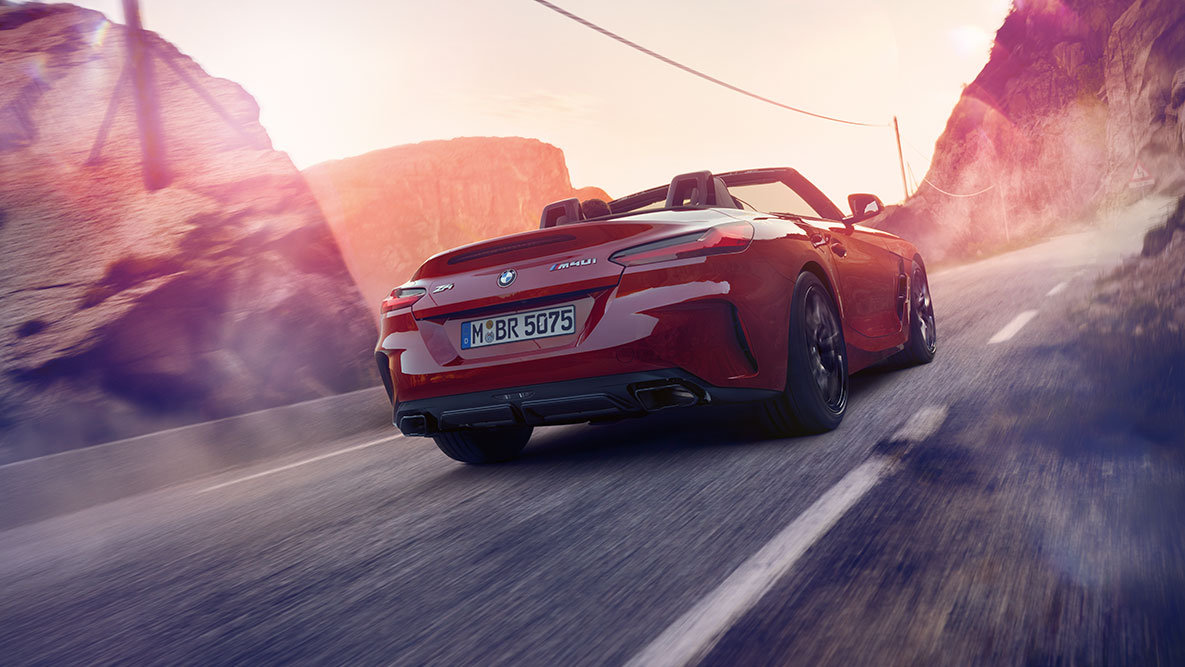 Zadek vozila BMW Z4 Roadster Pogled od zadaj na BMW Z4 Roadster med vožnjo