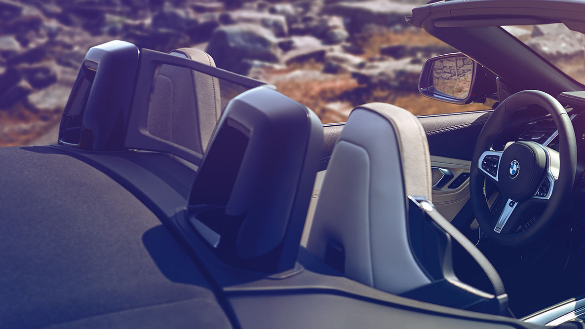 BMW Z4 Roadster, sprednja sedeža Pogled na sprednja sedeža vozila BMW Z4 Roadster z odprto streho