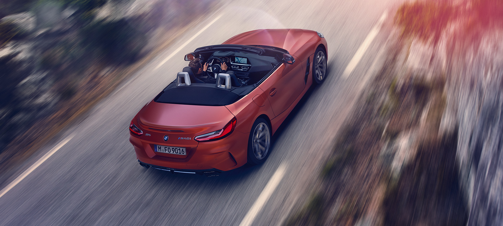 BMW Z4 Roadster (G29), tričetrtinski pogled od zadaj iz ptičje perspektive med vožnjo BMW Z4 Roadster (G29), tričetrtinski pogled od zadaj iz ptičje perspektive med vožnjo