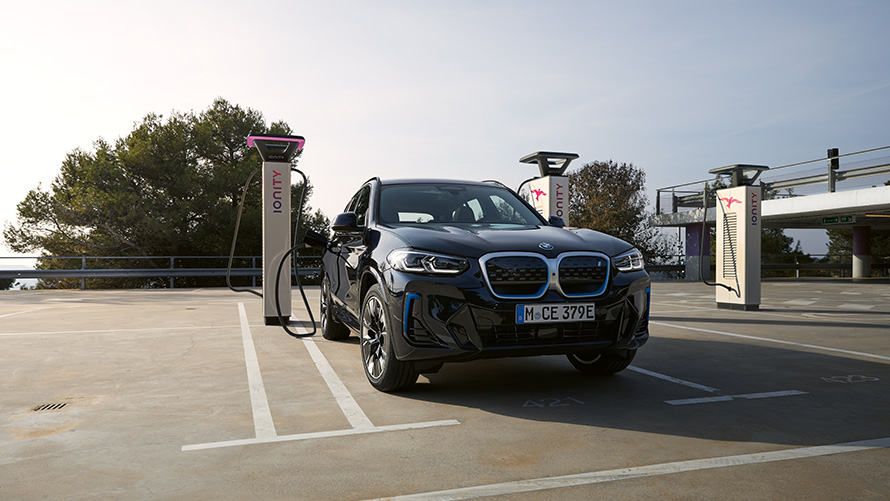 Posebna prodaja BMW, trajnostni razvoj, središče, okoljski vidik, BMW Charging Posebna prodaja BMW, trajnostni razvoj, središče, okoljski vidik, BMW Charging, parkirano vozilo BMW pri polnilni postaji