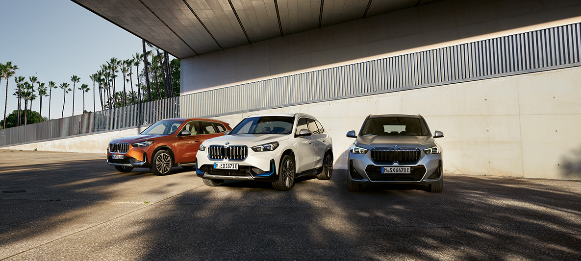 Posebna prodaja BMW, trajnostni razvoj, središče, okoljski vidik, portfelj izdelkov Posebna prodaja BMW, trajnostni razvoj, središče, okoljski vidik, portfelj izdelkov, parkirana vozila BMW eno ob drugem v podhodu