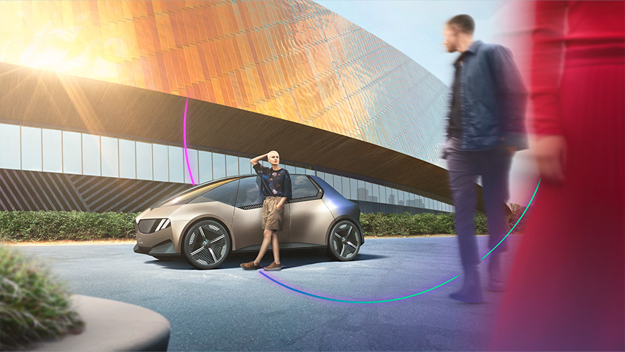 Posebna prodaja BMW, trajnostni razvoj, središče, pregled, cilji za leto 2050 Posebna prodaja BMW, trajnostni razvoj, središče, pregled, cilji za leto 2050, moški in ženska pred konceptnim vozilom BMW