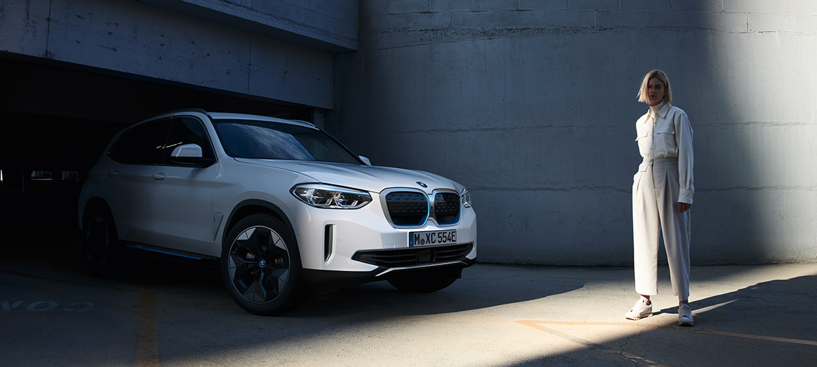 Ženska pred BMW iX3 BMW EfficientDynamics, ženska pred BMW iX3