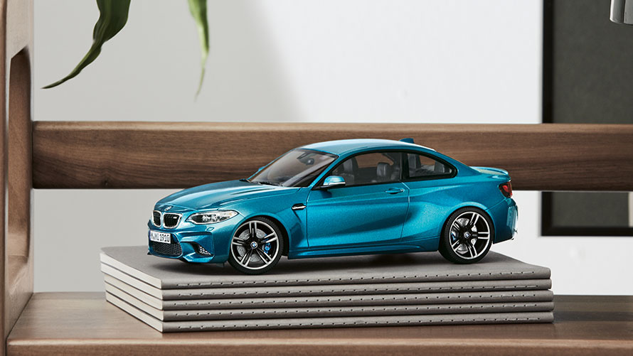 Miniatura BMW M2. Miniatura BMW M2 v pristni barvi iz kolekcije miniatur BMW.