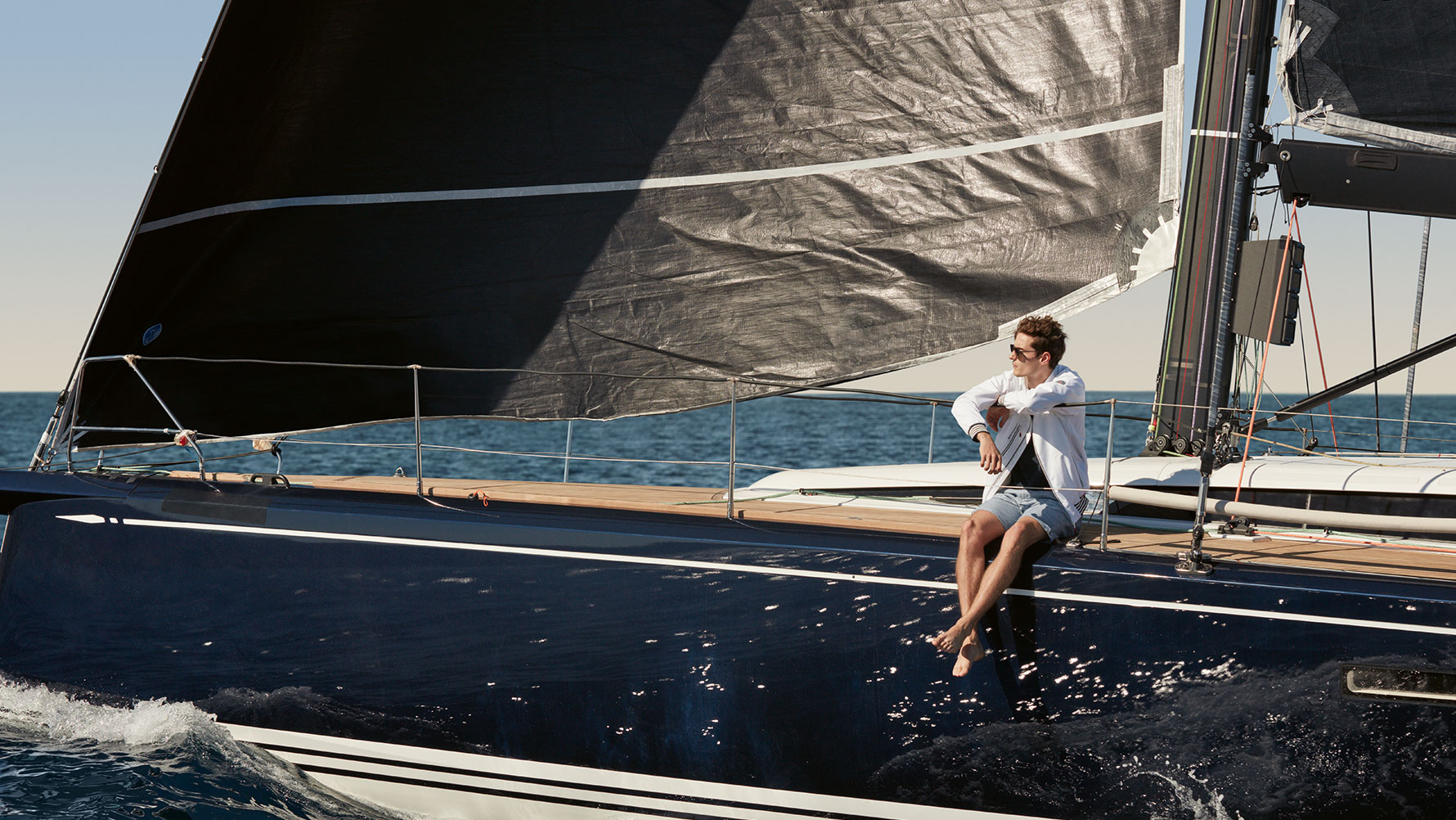 Na sliki je moški, ki sedi na jahti, oblečen v moško jakno iz kolekcije BMW Yachtsport. Na sliki je moški, ki sedi na jahti, oblečen v moško jakno iz kolekcije BMW Yachtsport.