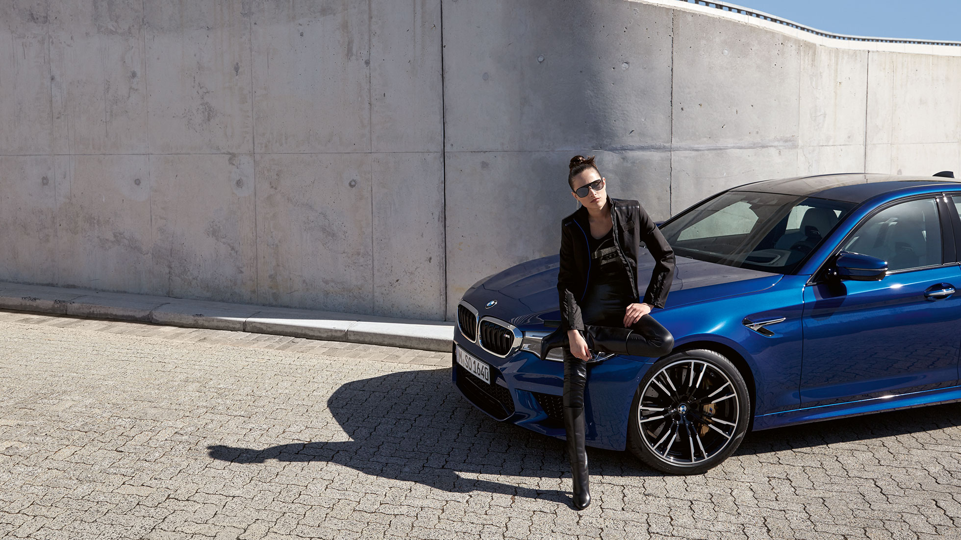Kolekcija BMW M. Na sliki je prikazana ženska, oblečena v žensko jakno iz kolekcije BMW M.