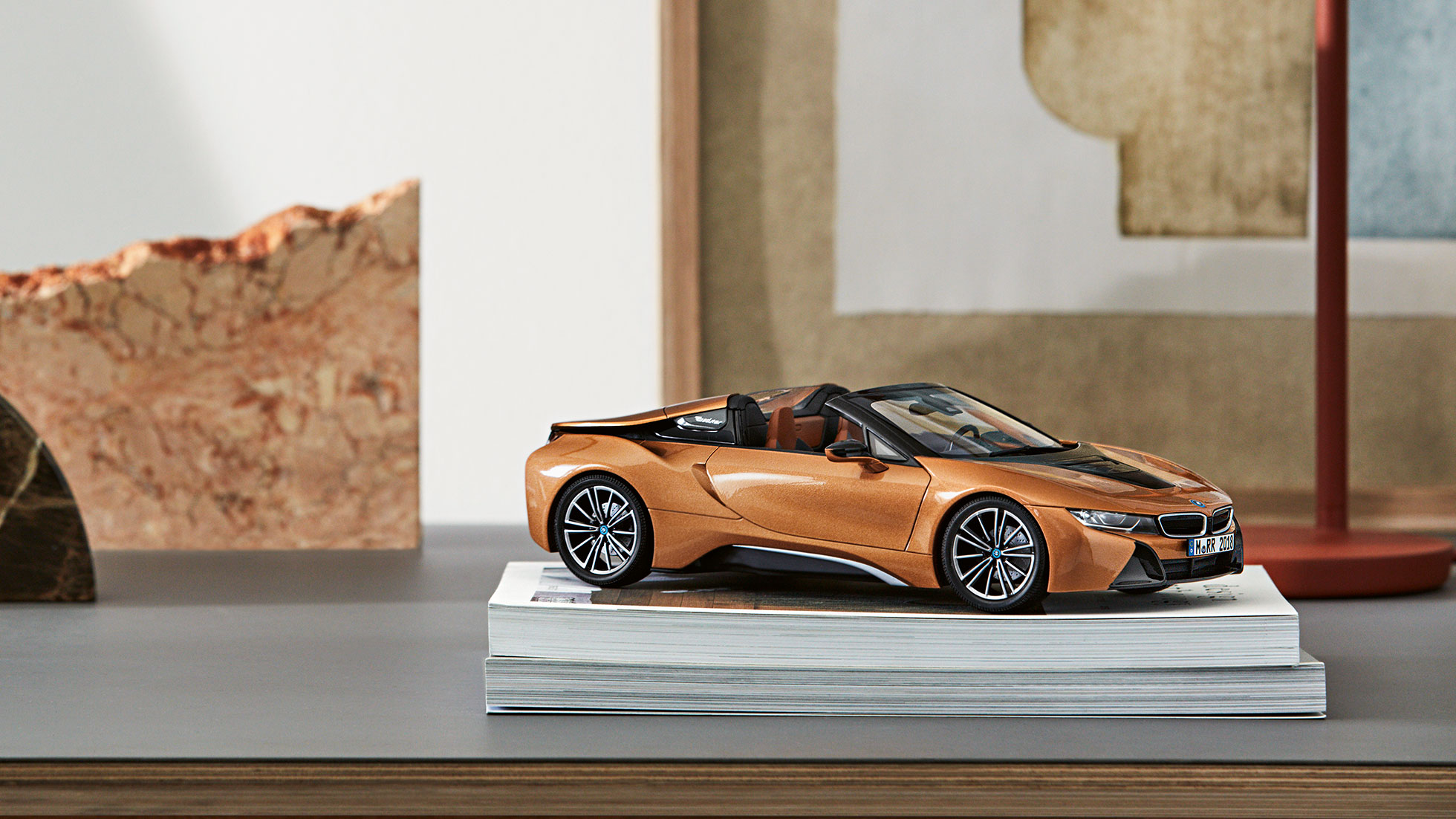 Miniature BMW. Na sliki je prikazana miniatura BMW i8 Roadster.