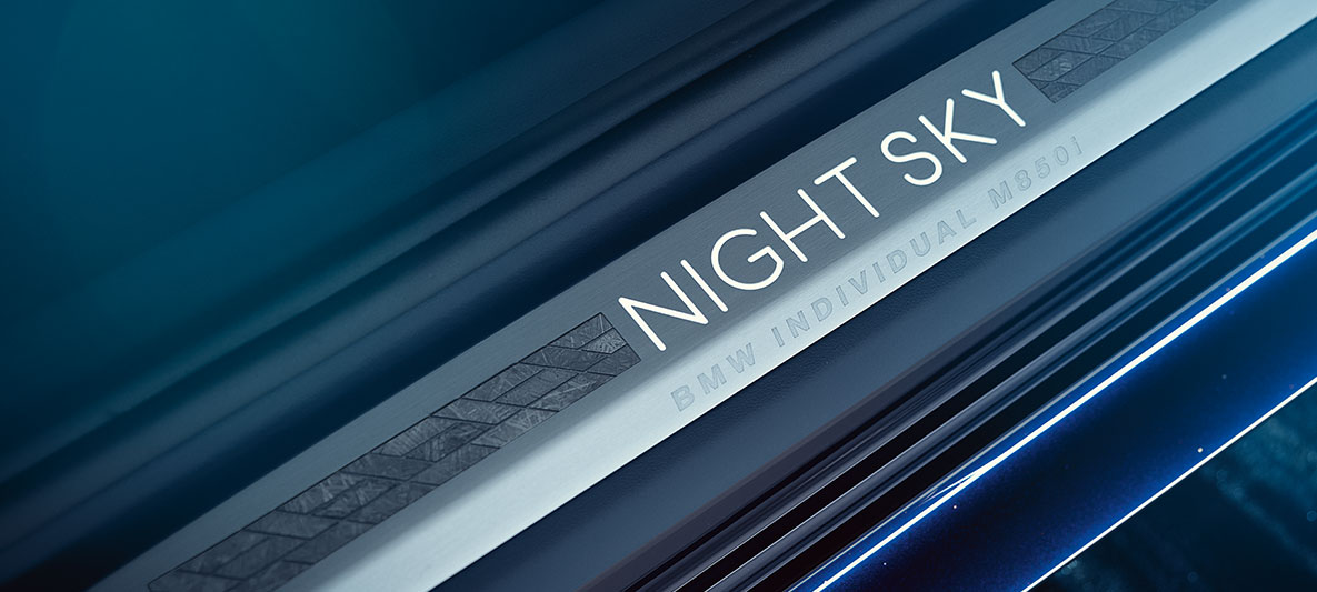 BMW Individual M850i NIGHT SKY, vstopna letev NIGHT SKY Vstopna letev na pragu vrat BMW Individual NIGHT SKY mozaične oblike od blizu