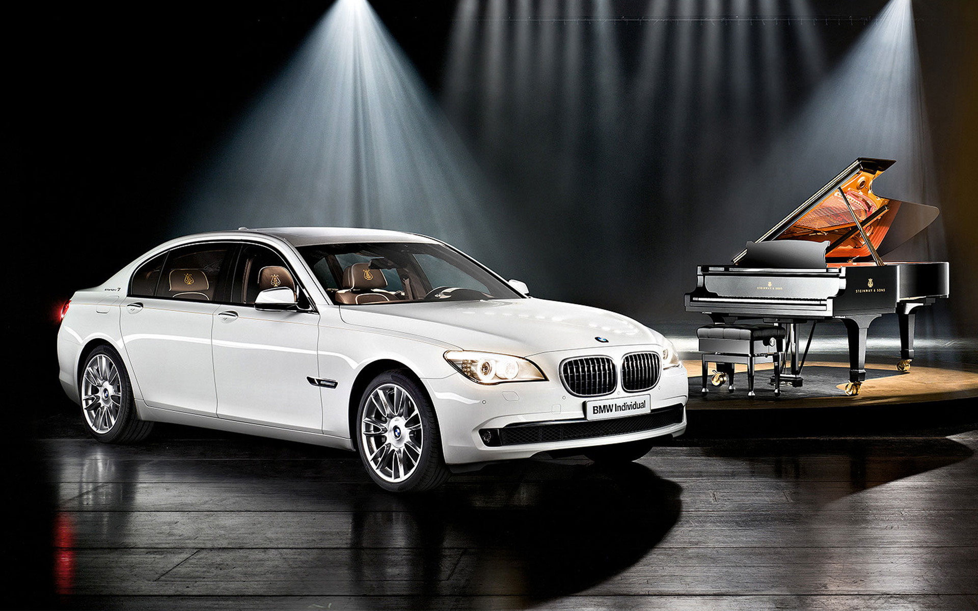 BMW Individual serije 7 Composition inspired by Steinway & Sons, F01, 2010, pred klavirjem BMW Individual serije 7 Composition inspired by Steinway & Sons, F01, 2010, BMW, tričetrtinski stranski pogled pred klavirjem