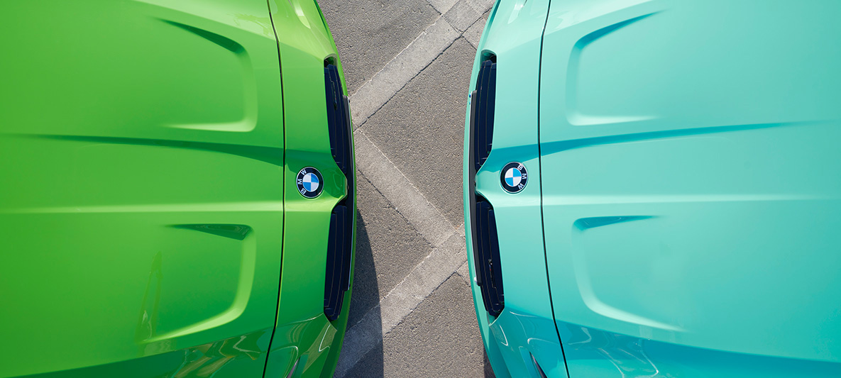 BMW M3 Limuzina, G80, 2021, BMW Individual, barva Verde Mantis, tričetrtinski pogled, BMW M3 Limuzina, G80, 2021, BMW Individual, barva Mint Green, sprednja dela drug proti drugem, pogled iz ptičje perspektive BMW M3 Limuzina, G80, 2021, BMW Individual, barva Verde Mantis, tričetrtinski pogled, BMW M3 Limuzina, G80, 2021, BMW Individual, barva Mint Green, sprednja dela drug proti drugemu, pogled od blizu, pogled iz ptičje perspektive