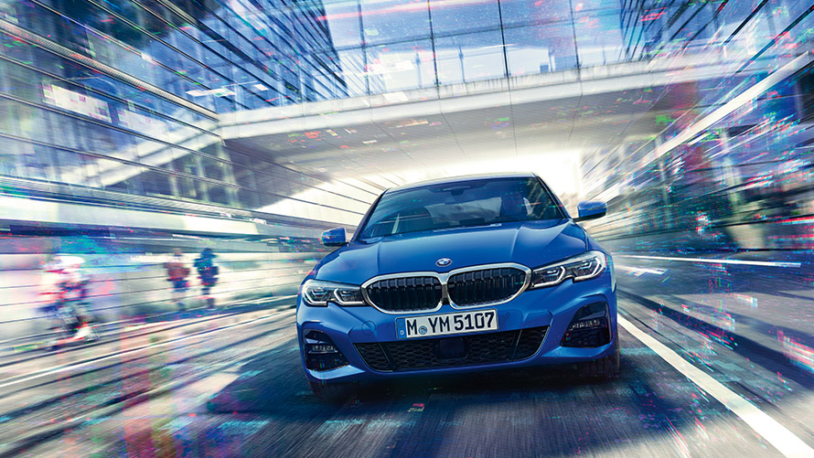 Posnetek modrega BMW-ja med vožnjo Posnetek modrega BMW-ja med vožnjo s steklenim nadvozom v ozadju