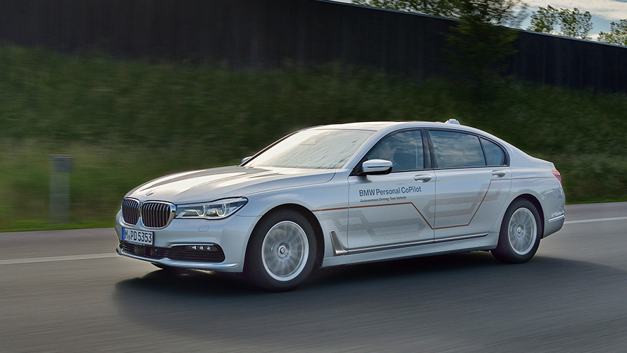 Limuzina BMW serije 7 v barvi Grey Limuzina BMW serije 7 v barvi Grey med vožnjo čez most z obzorjem v ozadju