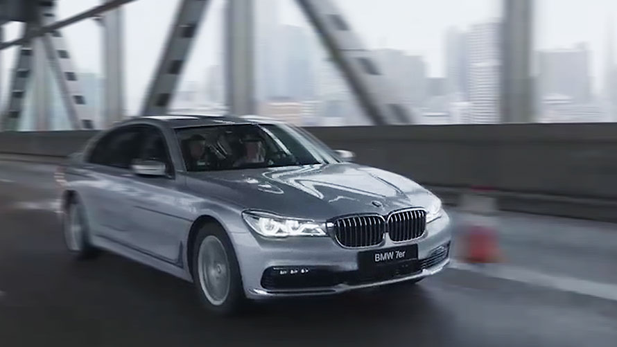 Zaslon s prikazom navigacije v BMW-ju Zaslon s prikazom navigacije na zadnji strani voznikovega sedeža v BMW-ju