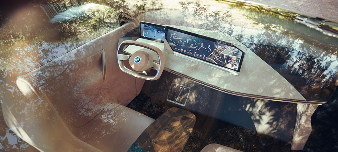 Kabina avtomobila BMW Vision iNEXT Kabina avtomobila BMW Vision iNEXT, pogled skozi panoramsko streho