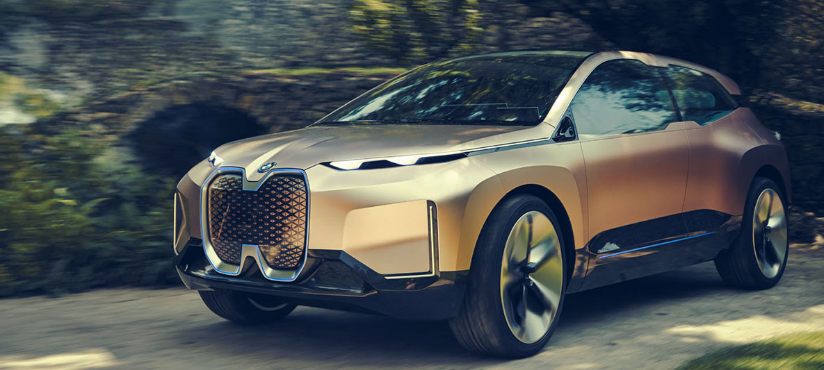 BMW Vision iNEXT v polprofilu BMW Vision iNEXT v polprofilu pred zidom