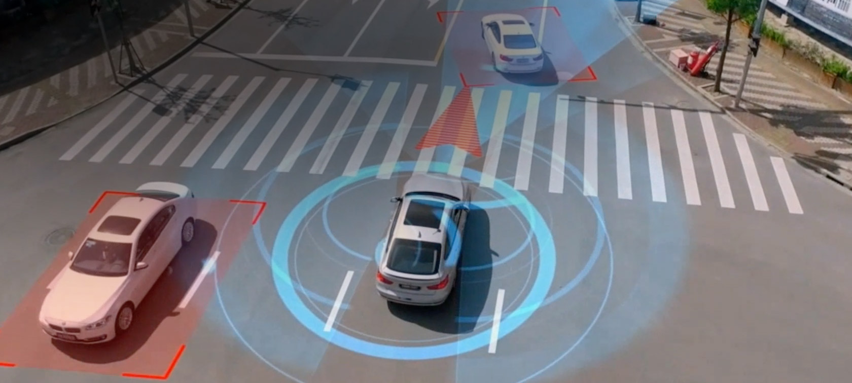 BMW Personal CoPilot: Avtonomna vožnja bo spremenila naša življenja. Trije avtomobili BMW so označeni z virtualnimi grafikami, ki označujejo njihov položaj in smer vožnje.