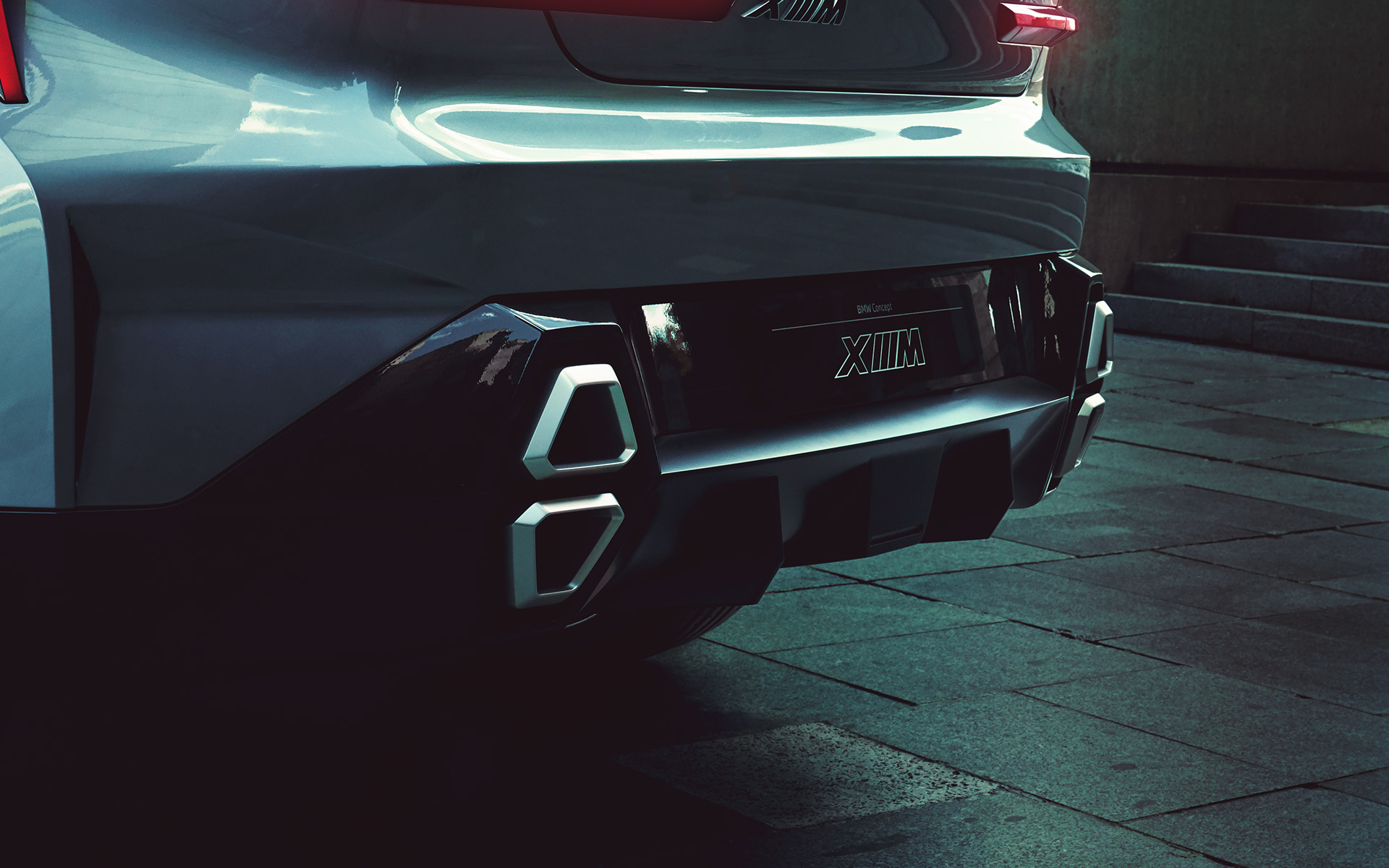 BMW Concept XM (G09) Tričetrtinski stoječi pogled od zadaj izpušne cevi od blizu BMW Concept XM (G09) Tričetrtinski stoječi pogled od zadaj izpušne cevi od blizu